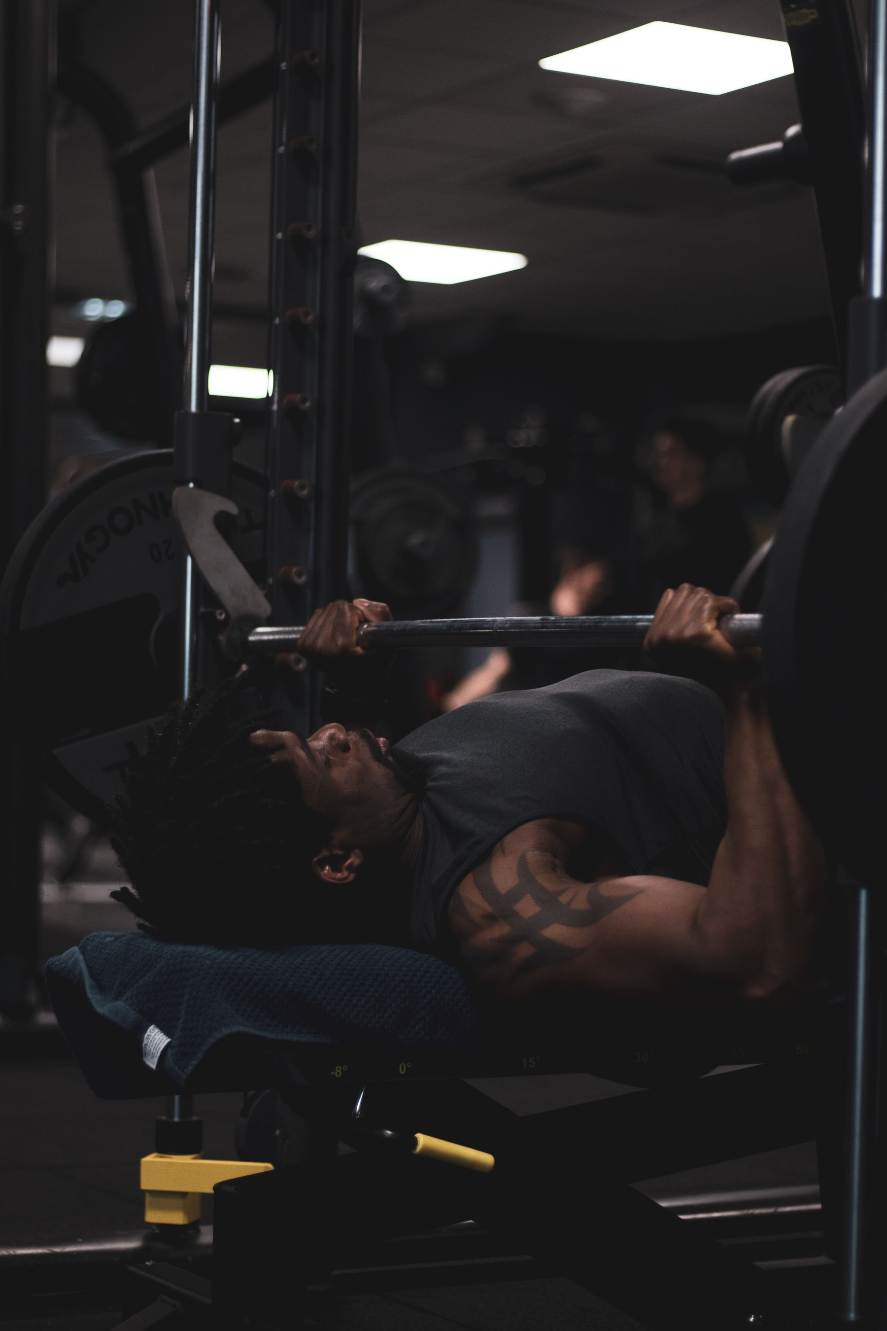 Aluno treinando na sala de musculação da República Fit
